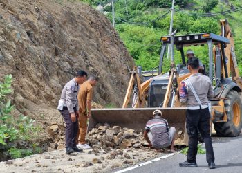 Polisi Bersama Dinas PU Bersihkan Material Longsor di Jalan Lingkar Luar Labuan Bajo