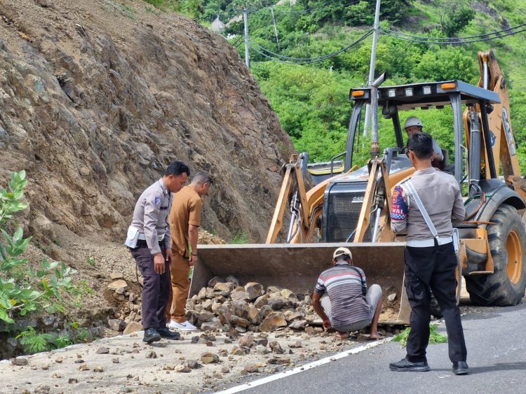Polisi Bersama Dinas PU Bersihkan Material Longsor di Jalan Lingkar Luar Labuan Bajo