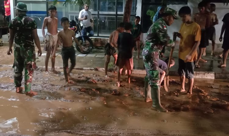 Gerak Cepat Koramil Labuan Bajo Atasi Kemacetan Akibat Lumpur