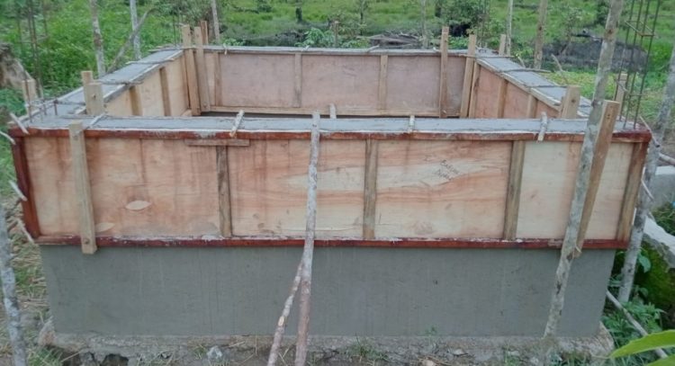 Diduga Pengerjaan Proyek Bak Air Minum Bersih Asal Jadi. Warga Soroti Kinerja Kades Golo Lujang