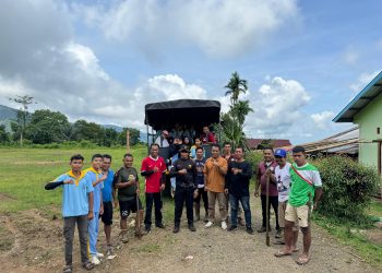 Tim Raimas Komodo Bersama Perumda Menanam Pohon Di Sekitar Mata Air