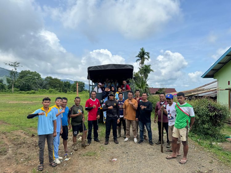 Tim Raimas Komodo Bersama Perumda Menanam Pohon Di Sekitar Mata Air