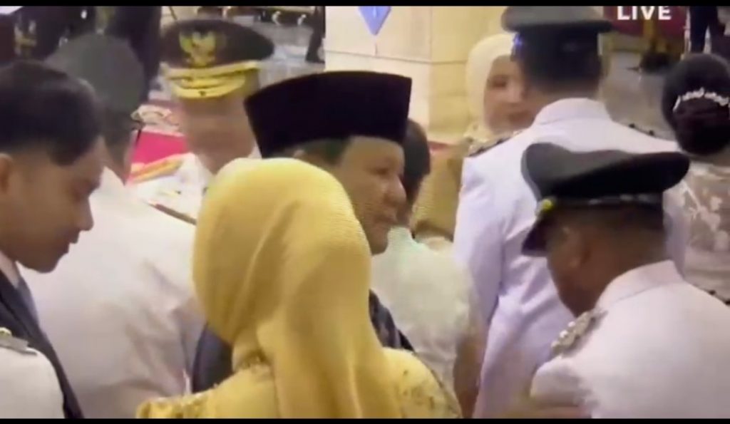 Presiden Prabowo Subianto berbincang hangat dengan bupati Hery Nabit. Foto ist.