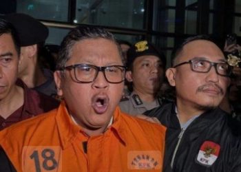 Resmi Ditahan, Hasto Tantang KPK Periksa Keluarga Jokowi