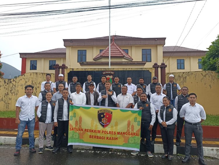 Berbagi Berkah di Bulan Ramadan, Sat Reskrim Polres Manggarai Bagikan Takjil Gratis