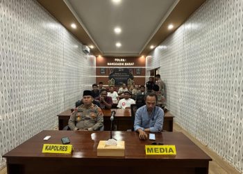 Polres Mabar Gandeng Wartawan Bagi Takjil Gratis