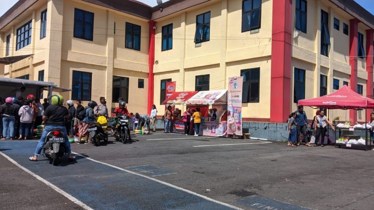 Bazar Murah Yang Digelar Polres Manggarai Antusias Diikuti Warga