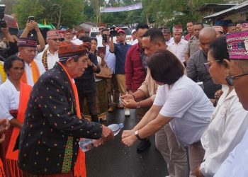 Ritual Koso Loo, Capu Napung Mengawali Penjemputan Bupati / Wakil Bupati Manggarai Secara Adat di Weri Pateng.