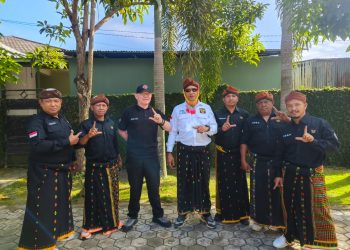 Ormas PMBB Tampilkan Busana Khas Adat Menyambut Kapolda NTT di Manggarai Barat 