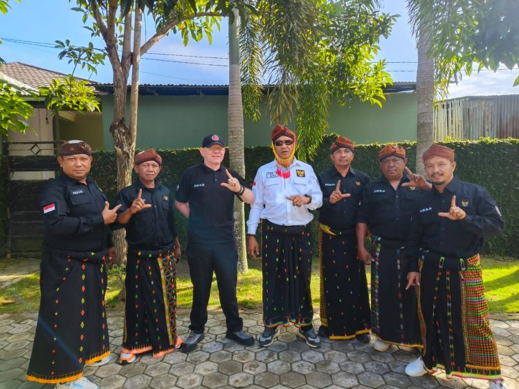 Ormas PMBB Tampilkan Busana Khas Adat Menyambut Kapolda NTT di Manggarai Barat 