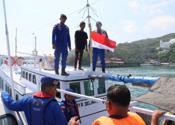 Tumbuhkan Nasionalisme Polairud Mabar Bagikan Bendera untuk Nelayan Jelang HUT RI ke 80