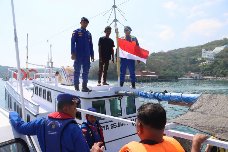 Tumbuhkan Nasionalisme Polairud Mabar Bagikan Bendera untuk Nelayan Jelang HUT RI ke 80