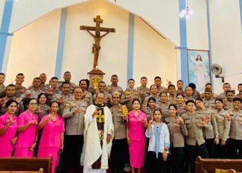 Polki dan Polwan Layani Tuhan, Bawakan Koor Pada Misa Kudus Di Gereja