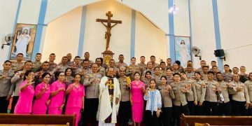 Polki dan Polwan Layani Tuhan, Bawakan Koor Pada Misa Kudus Di Gereja