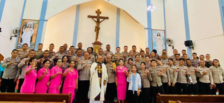 Polki dan Polwan Layani Tuhan, Bawakan Koor Pada Misa Kudus Di Gereja