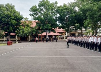 Kapolres Mabar Pimpin Upacara Bendera Memperingati Hari Pahlawan Nasional di Lapangan Hitam