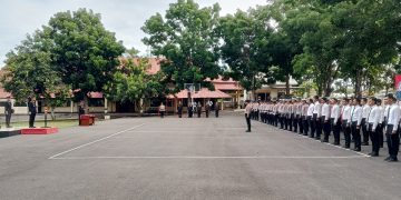 Kapolres Mabar Pimpin Upacara Bendera Memperingati Hari Pahlawan Nasional di Lapangan Hitam