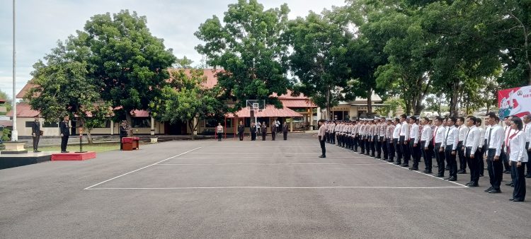 Kapolres Mabar Pimpin Upacara Bendera Memperingati Hari Pahlawan Nasional di Lapangan Hitam