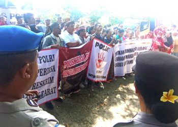 Warga Adat Demonstrasi di Kantor Polres Manggarai Barat Tuntut Penegakan Hukum yang Adil