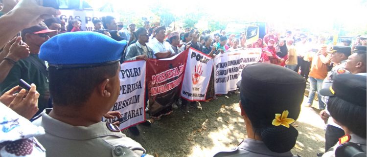 Warga Adat Demonstrasi di Kantor Polres Manggarai Barat Tuntut Penegakan Hukum yang Adil