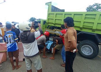 Breaking News; Lakalantas di Gerbang SPBU Lembor. Dua Orang Pengendara Speda Motor Terbaring di Kolong Mobil