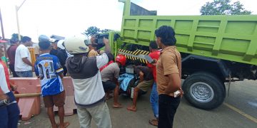 Breaking News; Lakalantas di Gerbang SPBU Lembor. Dua Orang Pengendara Speda Motor Terbaring di Kolong  Mobil