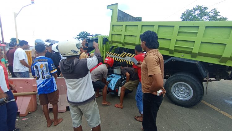Breaking News; Lakalantas di Gerbang SPBU Lembor. Dua Orang Pengendara Speda Motor Terbaring di Kolong Mobil