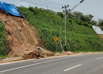 Baru Sebulan Diresmikan Tebing Jalan Menuju Multipurpose Peti Kemas Longsor, Pengguna Jalan Tuntut Segera Perbaiki