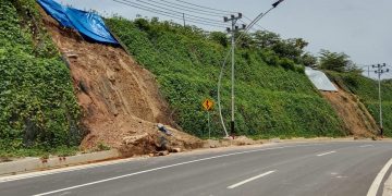 Baru Sebulan Diresmikan Tebing Jalan Menuju Multipurpose Peti Kemas Longsor, Pengguna Jalan Tuntut Segera Perbaiki