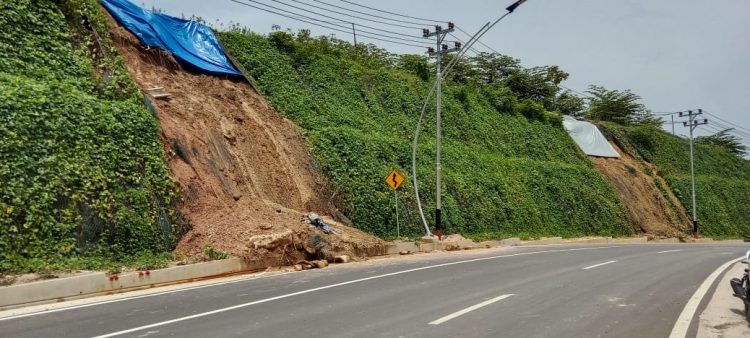 Baru Sebulan Diresmikan Tebing Jalan Menuju Multipurpose Peti Kemas Longsor, Pengguna Jalan Tuntut Segera Perbaiki