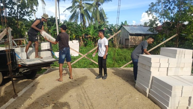 Perkuat Sinergi Sosial, Tim Raimas Komodo Salurkan Bantuan Material untuk Mushola Sabilul Huda
