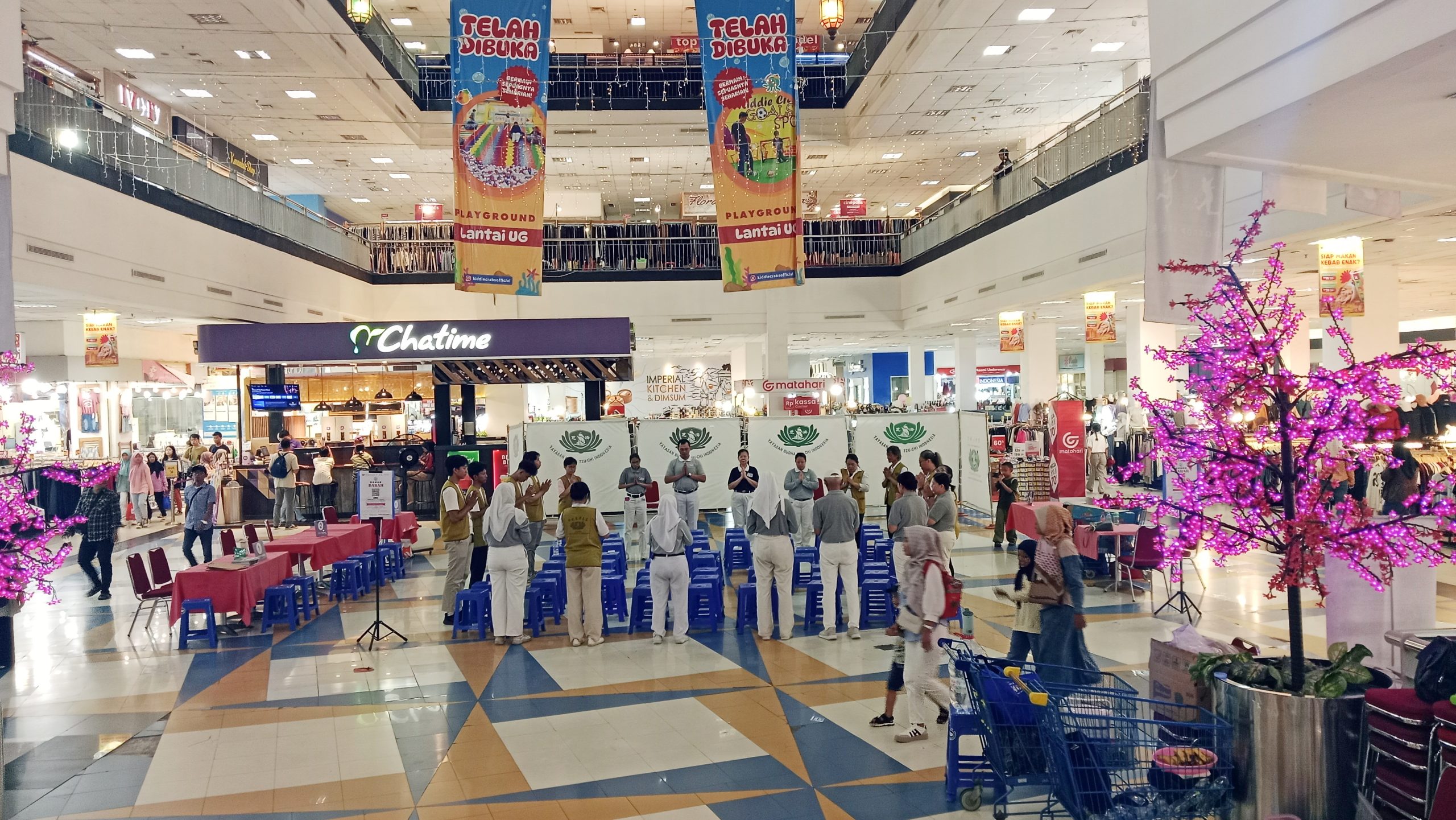 Komunitas Tzu Chi Depok saat melakukan persiapan dan mengawali kegiatan dengan doa bersama
