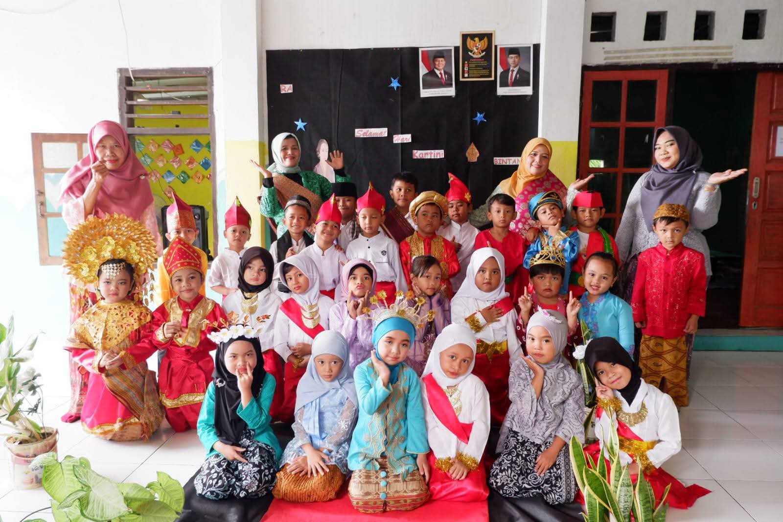 Ketua Yayasan Adimah Adam, Lily Agus, Kurniati, di depan kelas bersama siswa-siswi dan guru-guru RA Bintang Ketua Yayasan Adimah Adam, Lily Agus, Kurniati, di depan kelas bersama siswa-siswi dan guru-guru RA Bintang