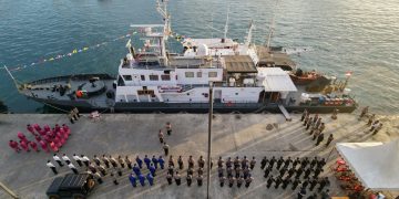 Sambut Hari Bhayangkara ke-80, Polres Manggarai Barat Larung Karangan Bunga di Laut Labuan Bajo