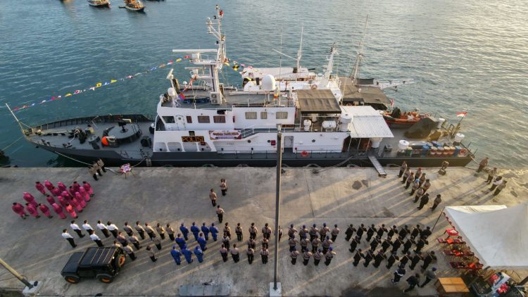 Sambut Hari Bhayangkara ke-80, Polres Manggarai Barat Larung Karangan Bunga di Laut Labuan Bajo