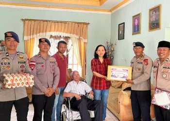 Jelang Hari Bhayangkara ke-80, Polres Manggarai Barat Gelar Anjangsana ke Purnawirawan dan Warakawuri